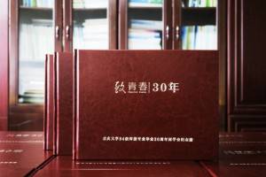 毕业30年之际 做一本同学聚会纪念册 刷爆好评 却有人偷偷抹眼泪!