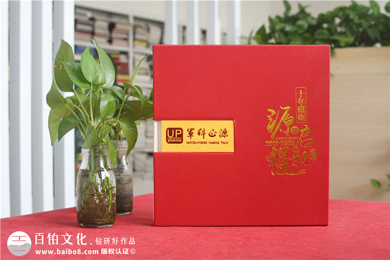 企业纪念邮册制作-皮面嵌套邮册挖孔纪念币定制第1张-宣传画册,纪念册设计制作-价格费用,文案模板,印刷装订,尺寸大小