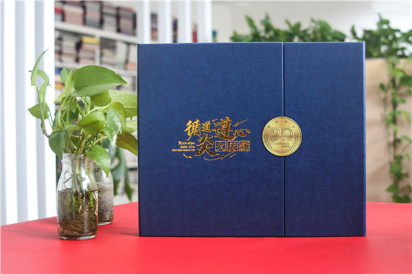 送给退休董事长走心伴手礼-高档荣誉纪念册定制制作