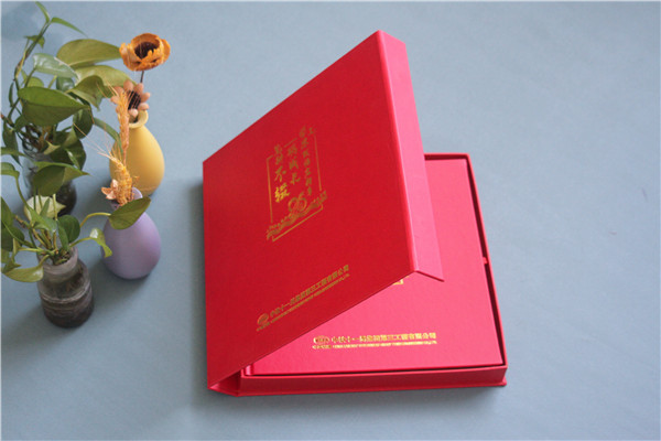 企业员工退休送别礼物攻略-原创领导纪念册留住峥嵘岁月